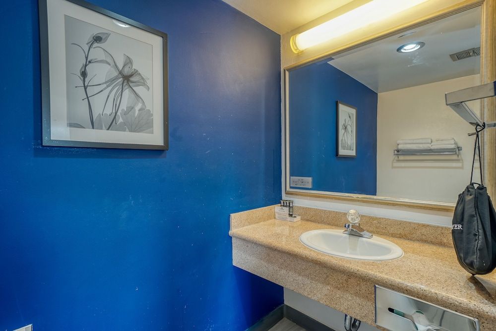 Wharf Inn Classic Room, 1 King Bed, Refrigerator 11