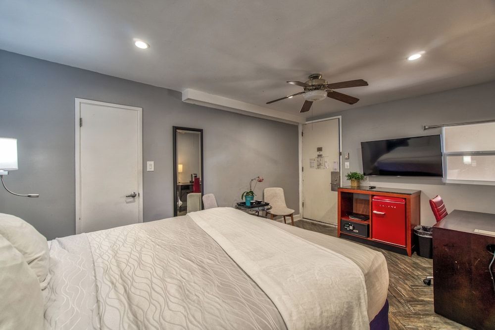 Wharf Inn Classic Room, 1 King Bed, Refrigerator 8