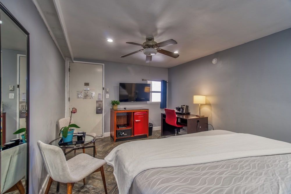 Wharf Inn Classic Room, 1 King Bed, Refrigerator 6