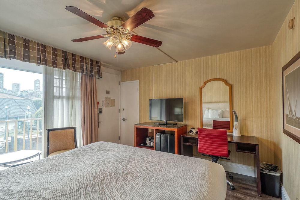 Wharf Inn Classic Room, 1 King Bed, Refrigerator