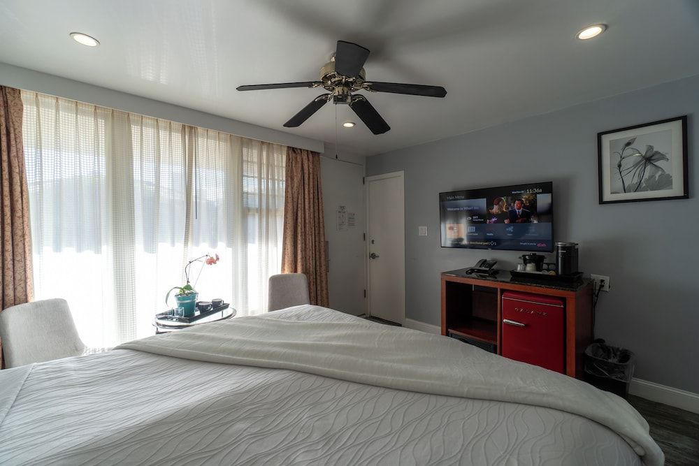 Wharf Inn Classic Room, 1 King Bed, Refrigerator 5