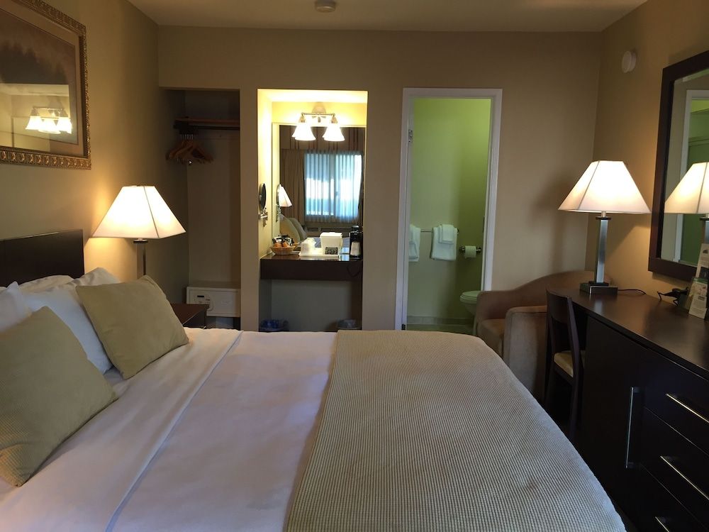 Travelodge by Wyndham Presidio San Francisco Standard Room, 1 King Bed 3