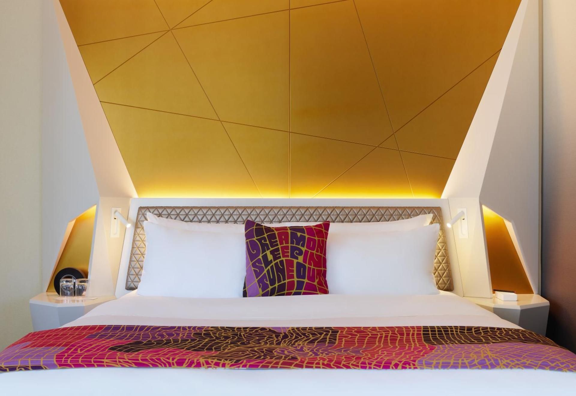 Premier Terrace King Studio - Hearing Accessible