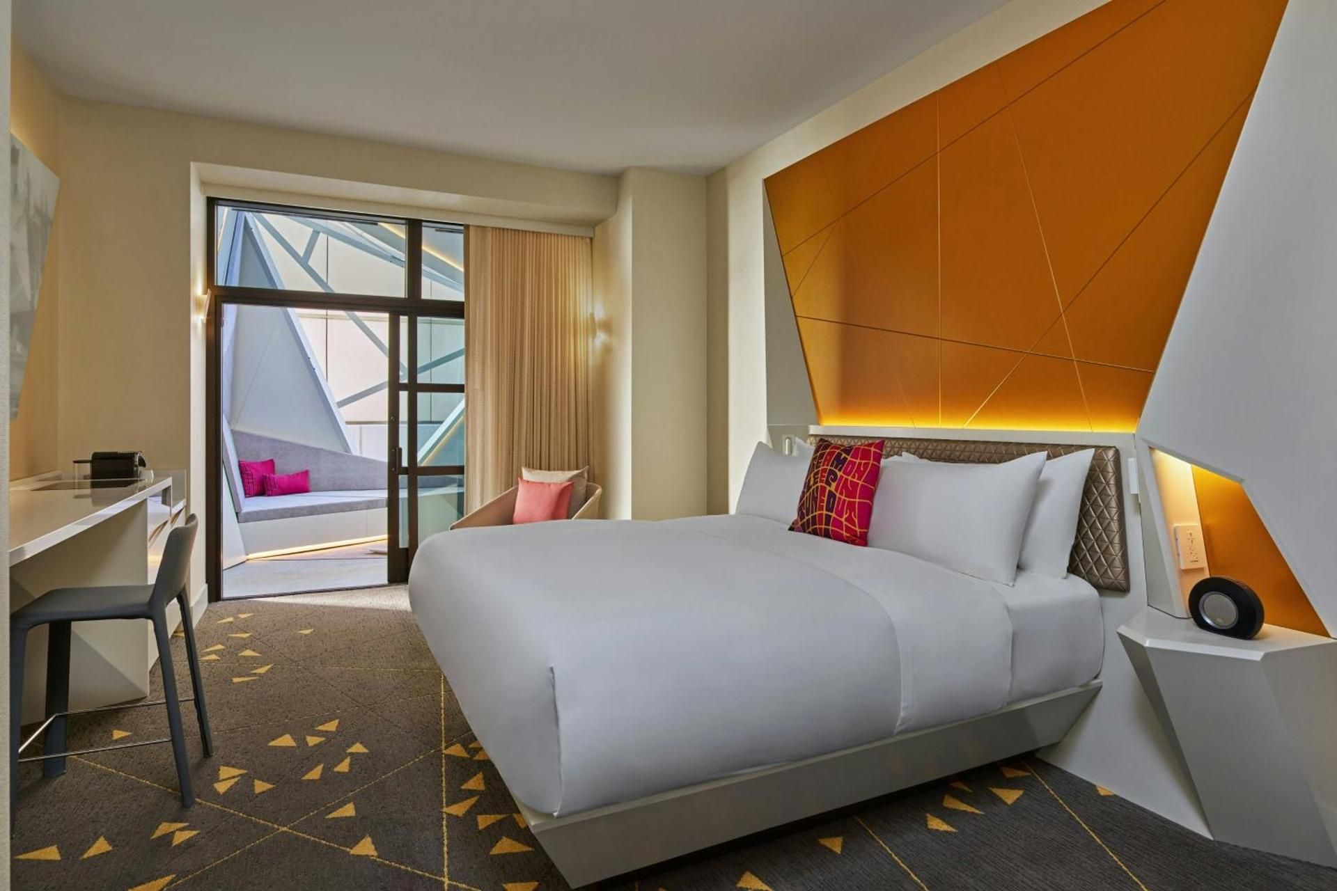 Premier Terrace King Studio - Hearing Accessible