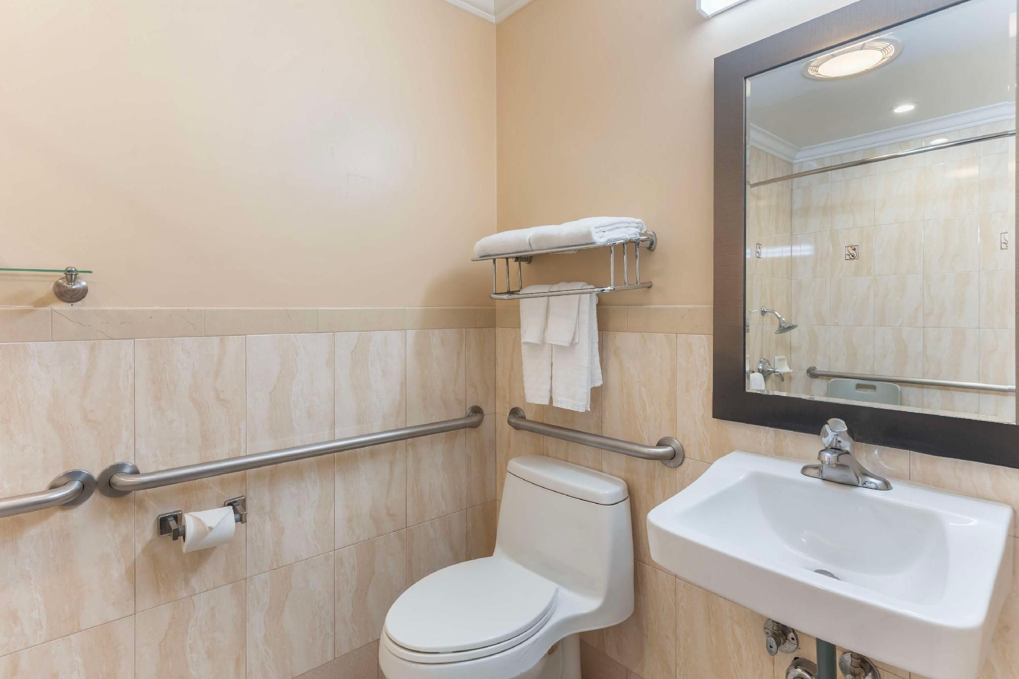Best Western Plus Airport Plaza Accessibility - 1 Queen, Roll-in Shower, Nonsmoking 3