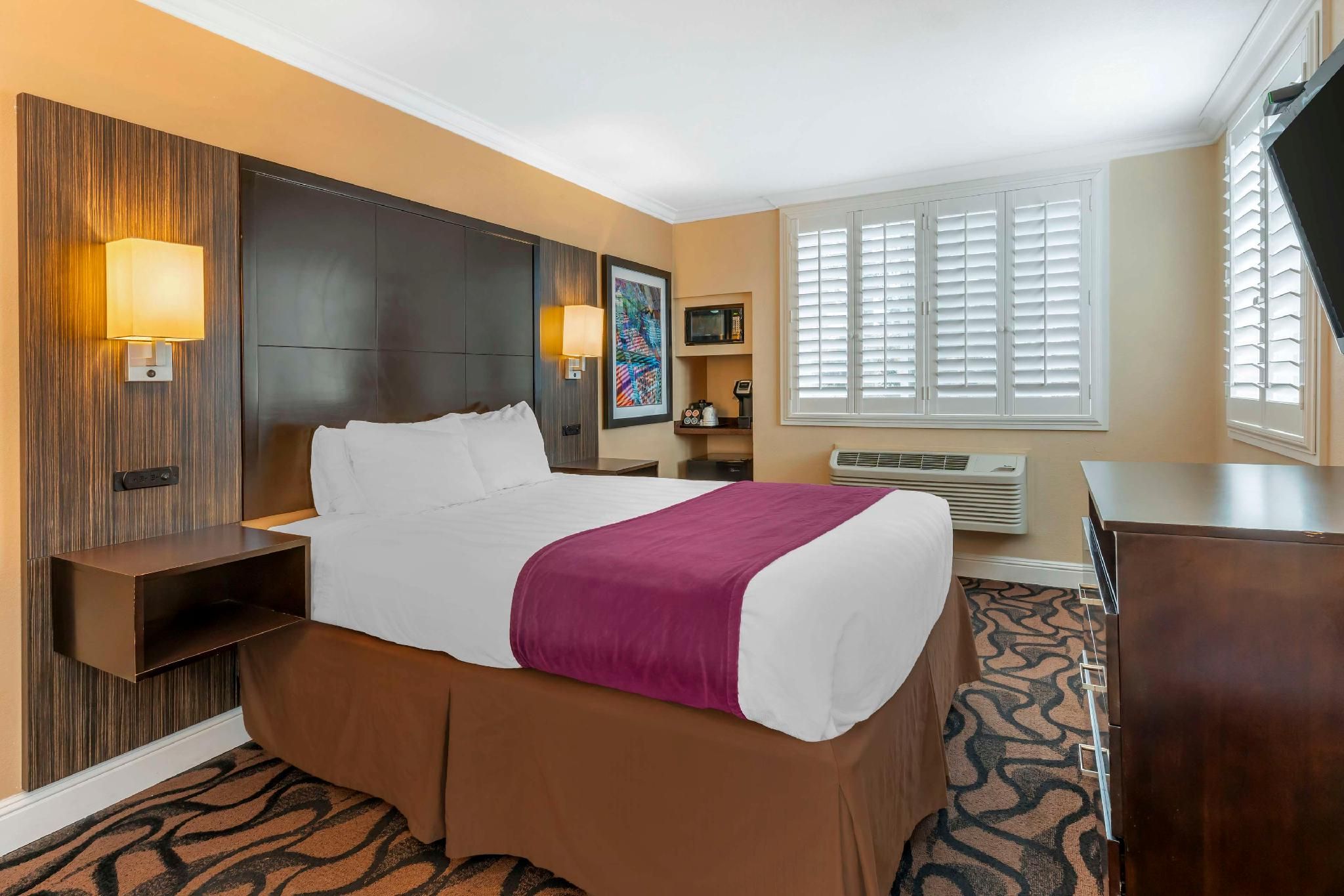 Best Western Plus Airport Plaza Accessibility - 1 Queen, Roll-in Shower, Nonsmoking 2