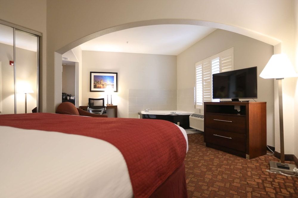Suite, 1 King Bed, Non Smoking, Jetted Tub