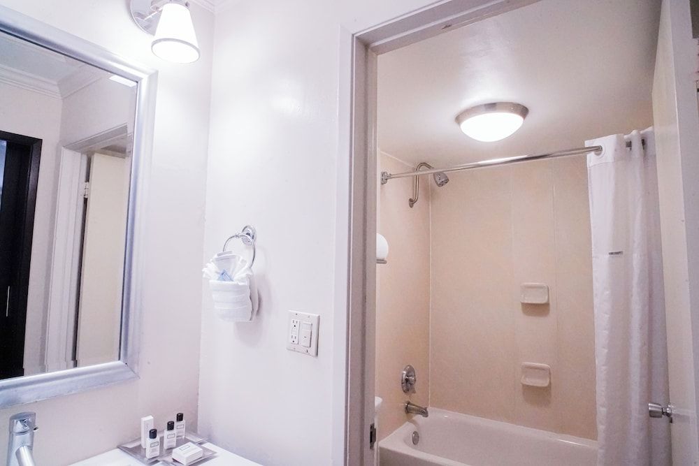 Uptown Oasis San Jose Airport Standard King Bedroom 3