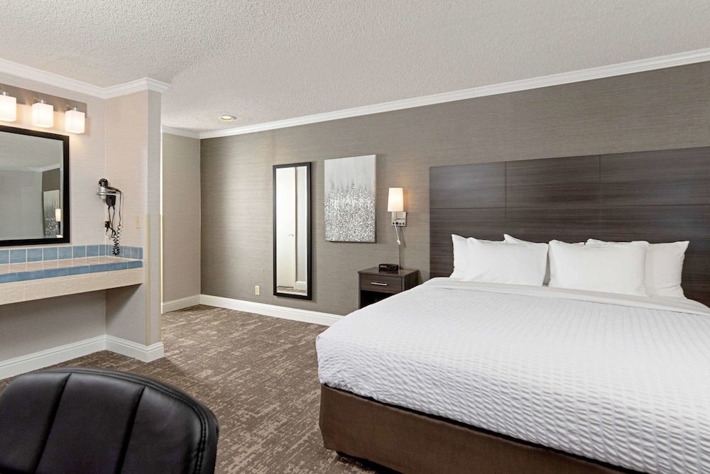 Clarion Inn Silicon Valley Room, 1 King Bed, Accessible, Non Smoking 3