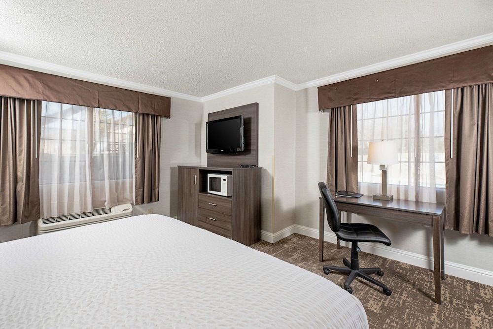 Clarion Inn Silicon Valley Room, 1 King Bed, Accessible, Non Smoking 2