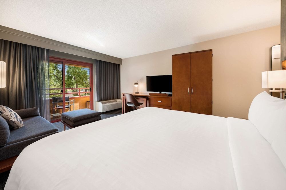 Sonesta Select San Jose Airport Deluxe Room, 1 King Bed 2