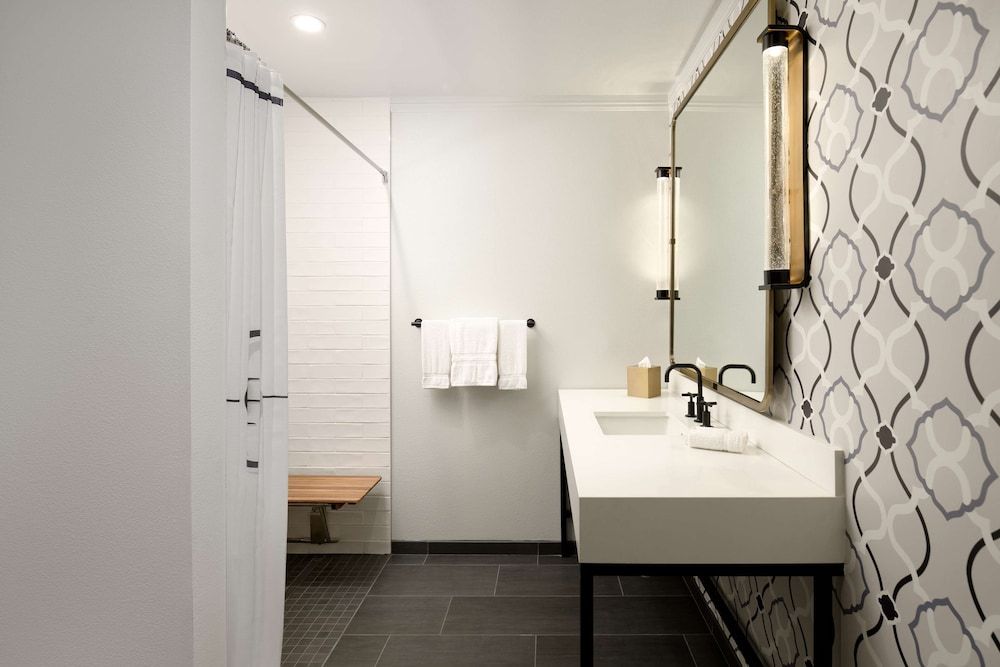 Hayes Mansion, San Jose - Curio Collection by Hilton Room, 1 King Bed, Accessible (Hearing) 4