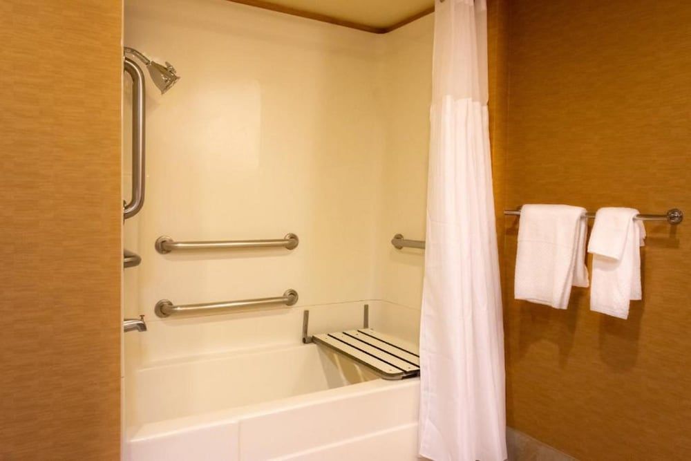 Club Suite, 1 King Bed, Accessible, Bathtub