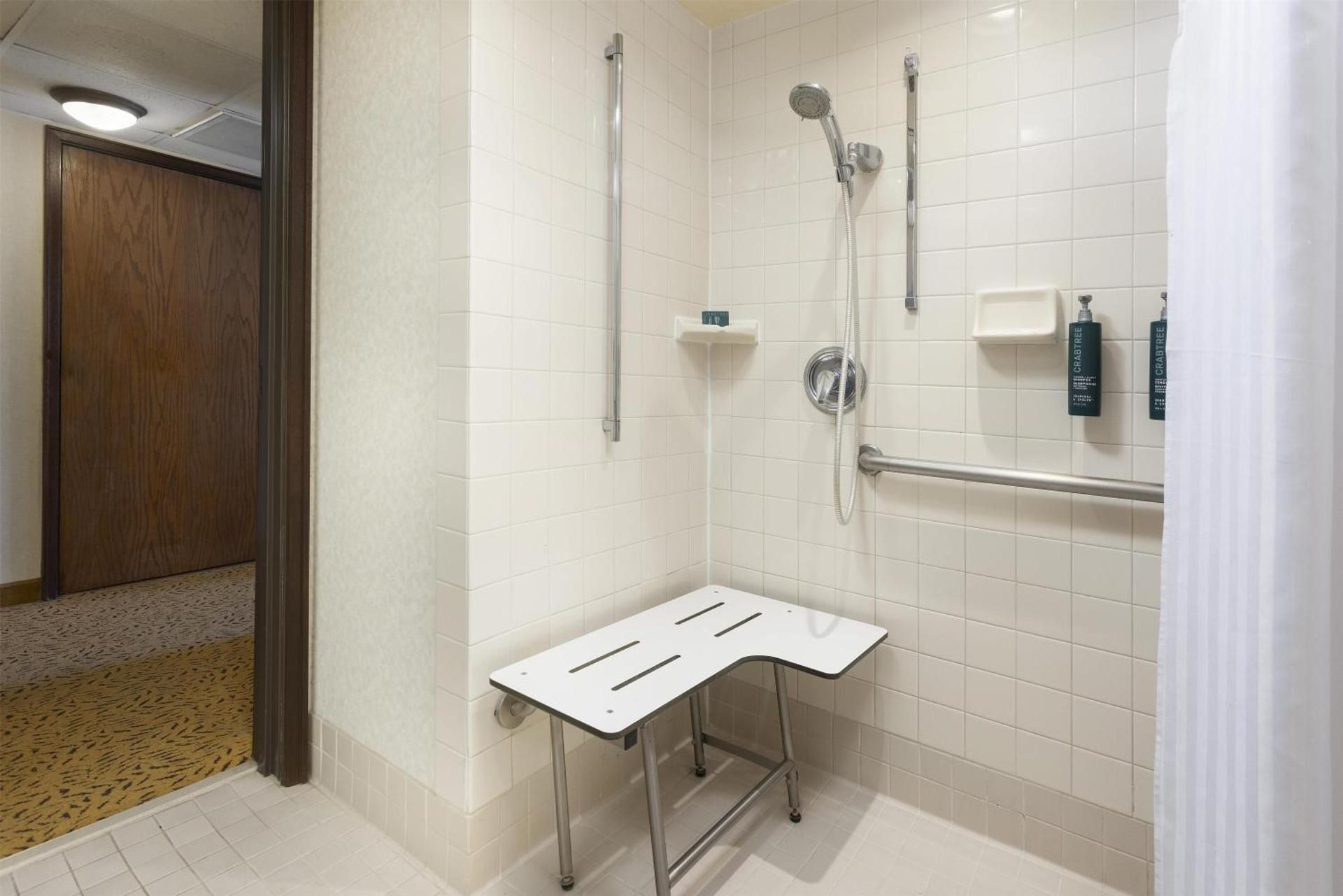 2 QN MOB/ ACCESS RI SHOWER - BALCONY