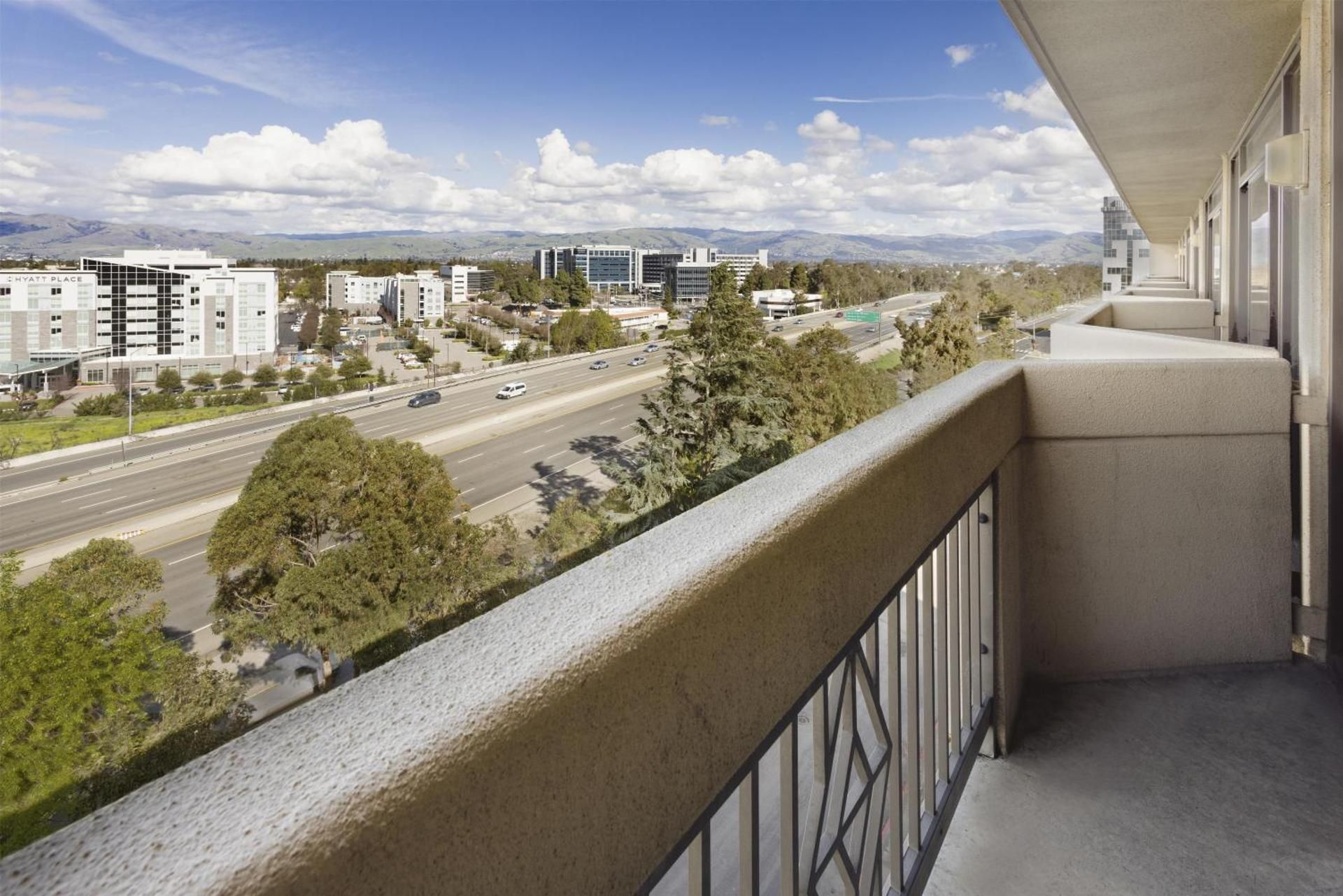 2 QN MOB/ ACCESS RI SHOWER - BALCONY