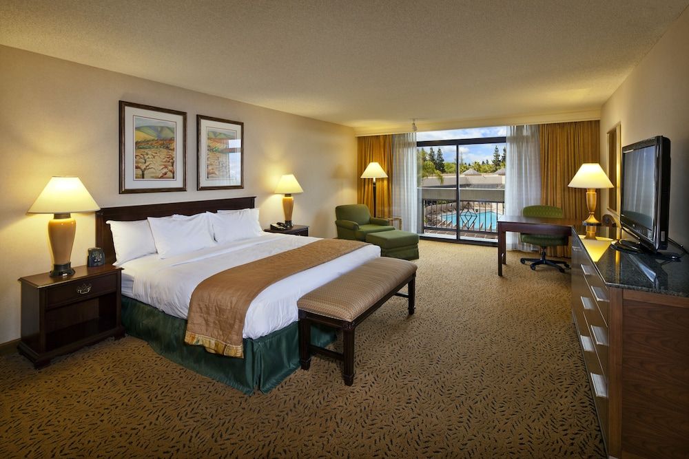 Club Room, 1 King Bed