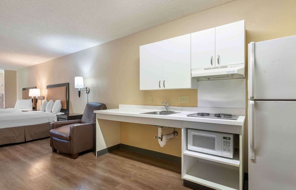 Extended Stay America Suites San Jose Edenvale North Studio, 1 Queen Bed, Roll-in Shower 5