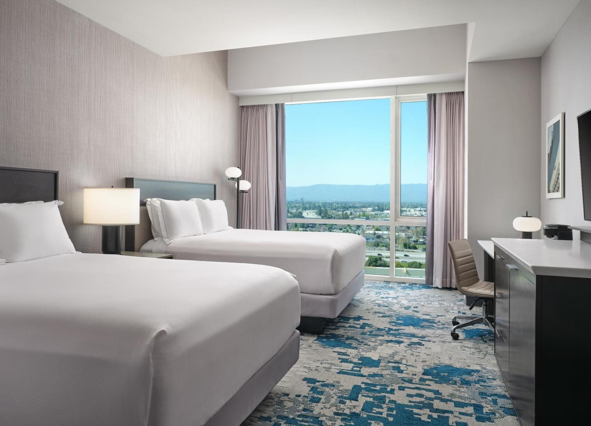 2 QUEEN BEDS SKYVIEW