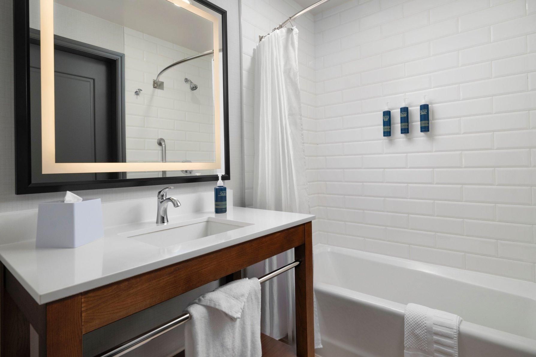 Four Points by Sheraton San Jose Downtown Guest room, 1 Queen 3