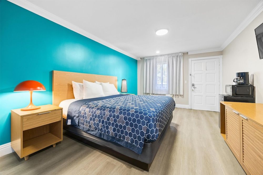 Signature Inn San Jose Room, 1 King Bed 5