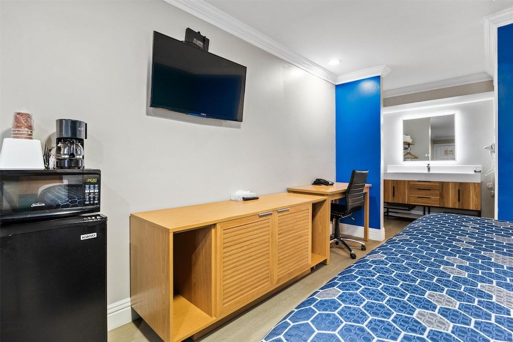 Signature Inn San Jose Room, 1 King Bed 11