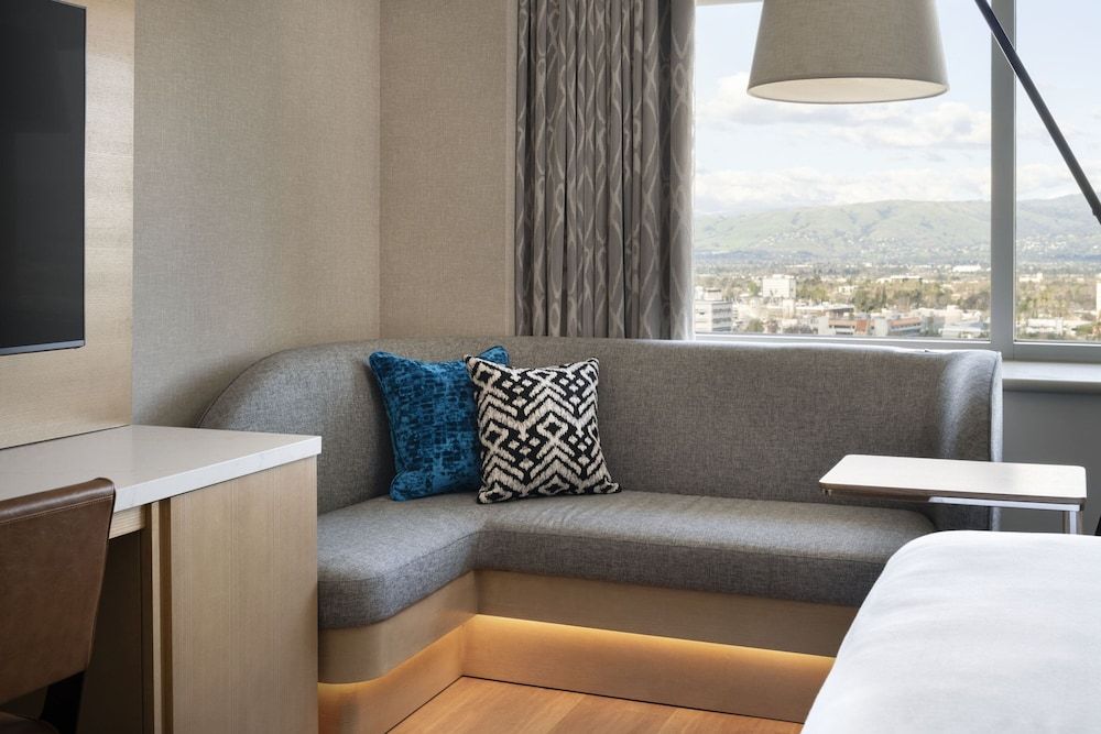 Concierge Club, King, City View