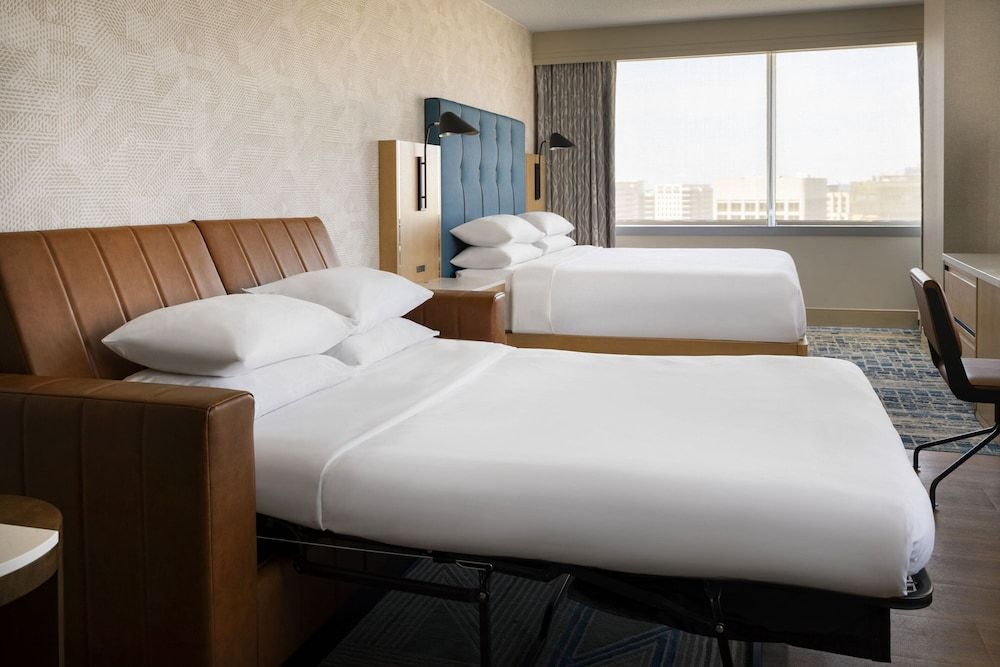 Junior Suite Corner, King and Sofa Bed, City View
