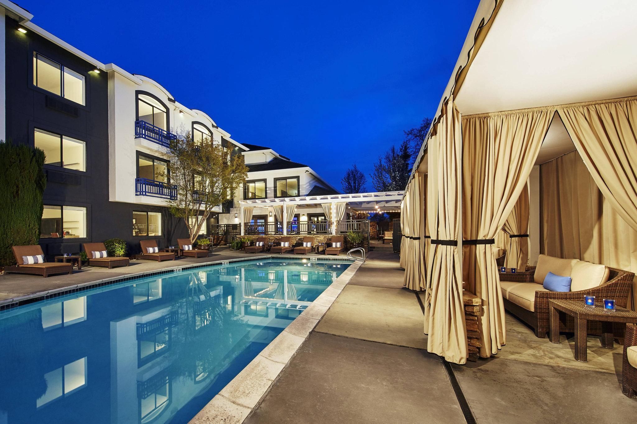 Swimming pool [outdoor]