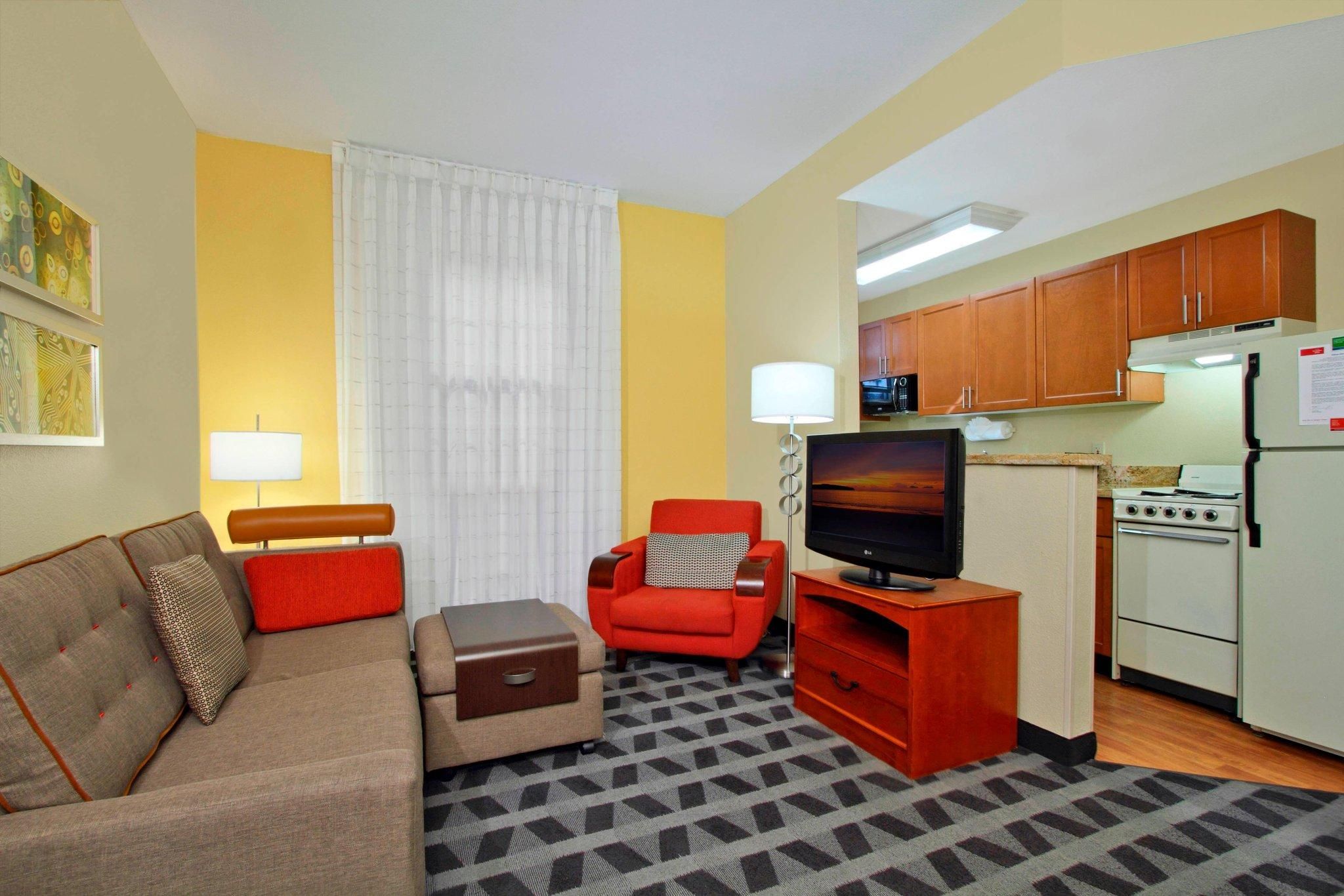 2 Bedroom Suite, Bedroom 1: 1 Queen, Bedroom 2: 1 Queen, Sofa bed
