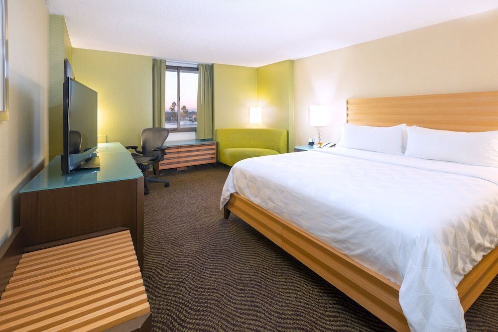 Holiday Inn San Jose - Silicon Valley by IHG Standard Room, 1 Queen Bed, Mobility Accessible (Mobility, Accessible Tub) 2