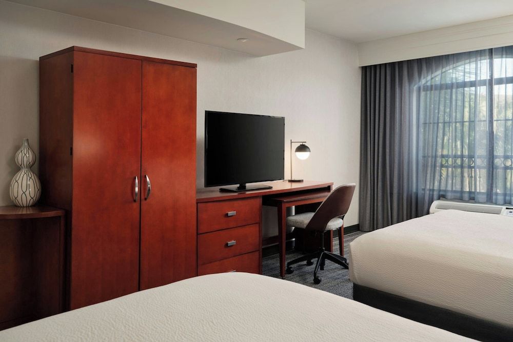 Courtyard by Marriott San Luis Obispo Room, 2 Queen Beds (Mobility/Hearing Accessible, Tub) 2