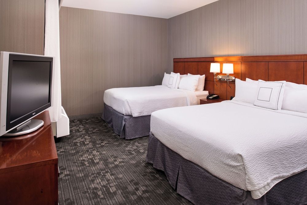Courtyard by Marriott San Luis Obispo Room, 2 Queen Beds, Non Smoking (Mobility/Hearing Accessible, Tub) 3