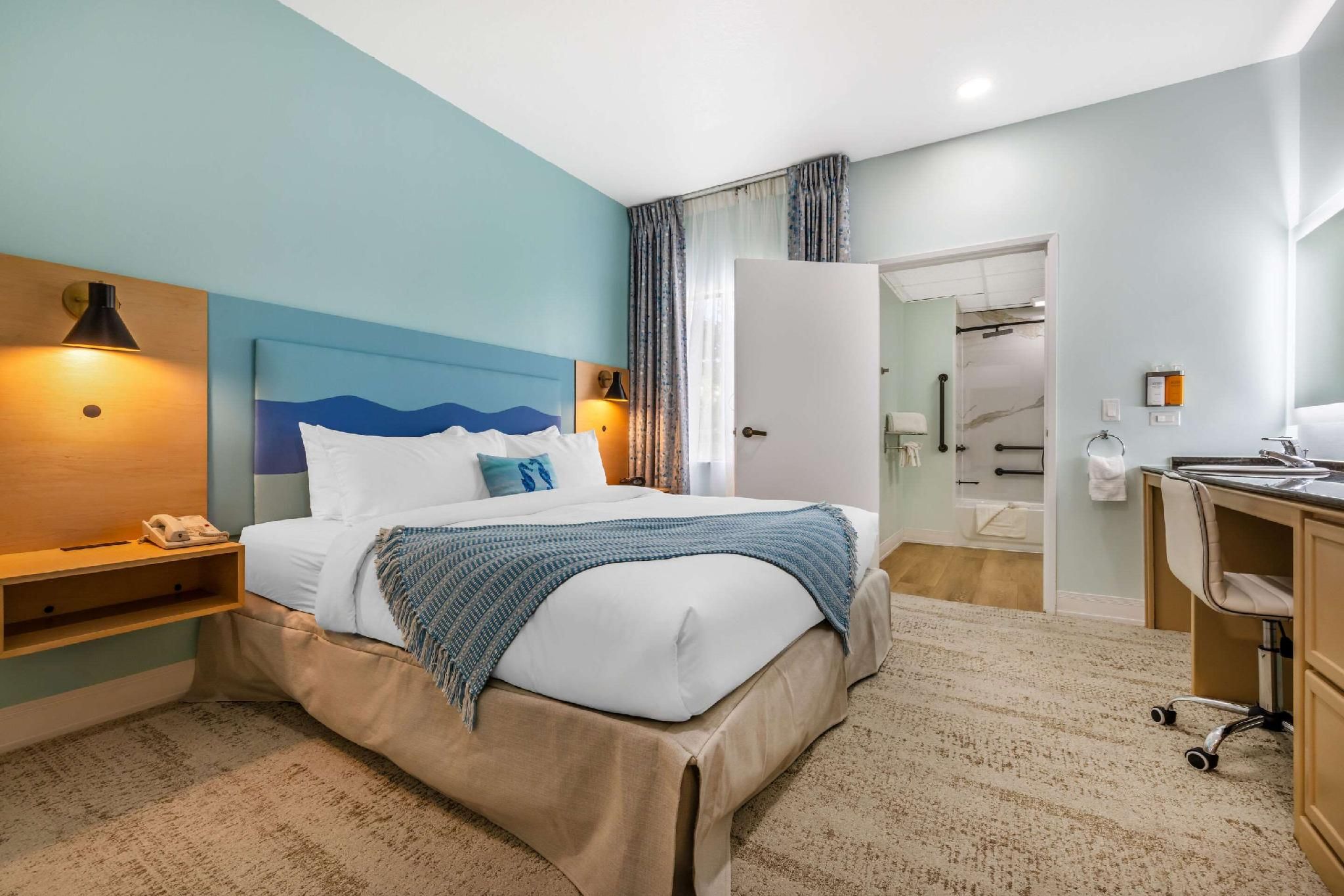 1 King Bed, Suite, Nonsmoking, Accessible