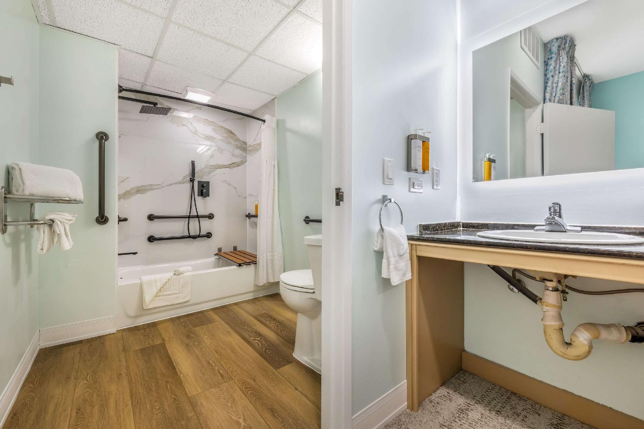 1 King Bed, Suite, Nonsmoking, Accessible