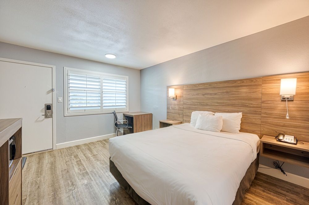 Vagabond Inn San Luis Obispo Standard Room, 1 Queen Bed 4