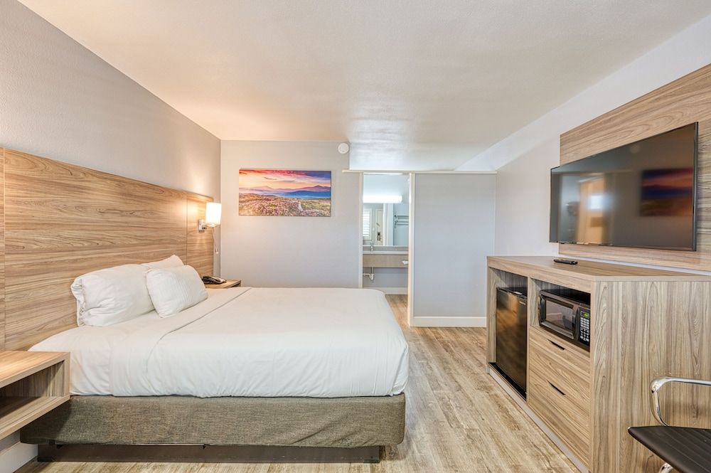 Vagabond Inn San Luis Obispo Standard Room, 1 Queen Bed 3