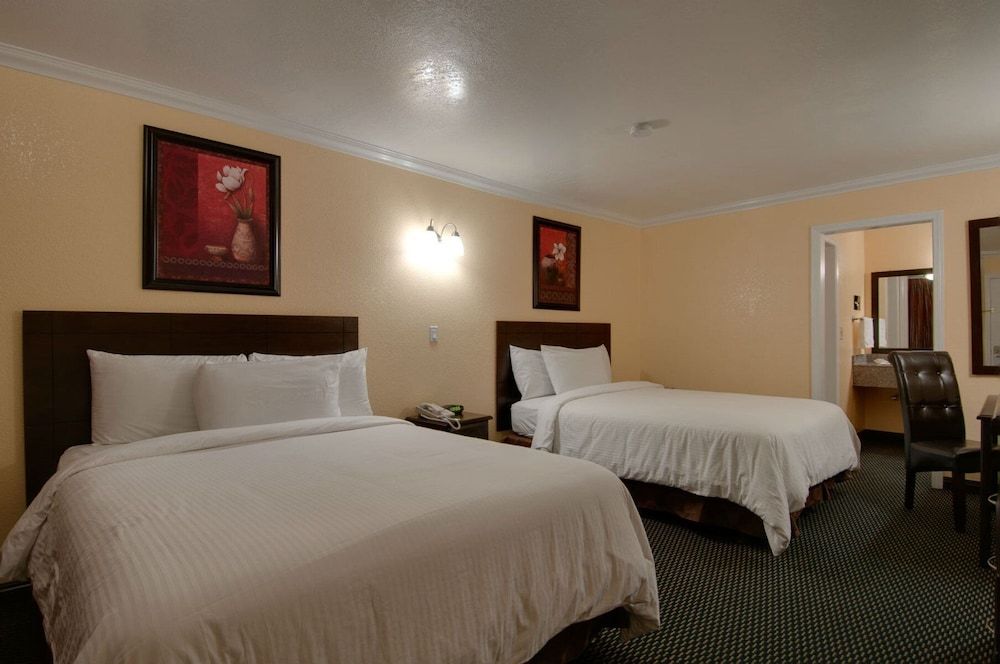 Vagabond Inn San Pedro Standard Room, 2 Queen Beds, Non Smoking 5