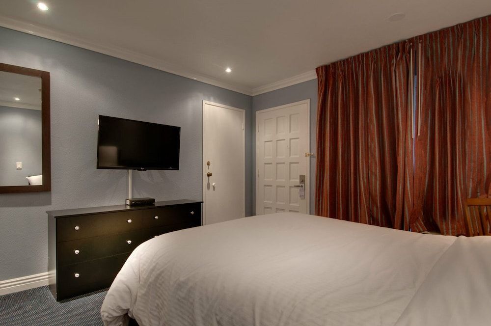 Vagabond Inn San Pedro Smoking, 1 King Bed 3