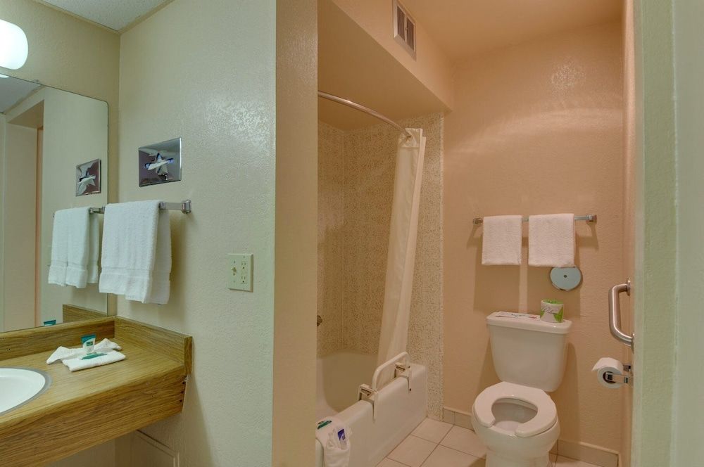 Vagabond Inn San Pedro Standard Room, 2 Queen Beds, Non Smoking 7