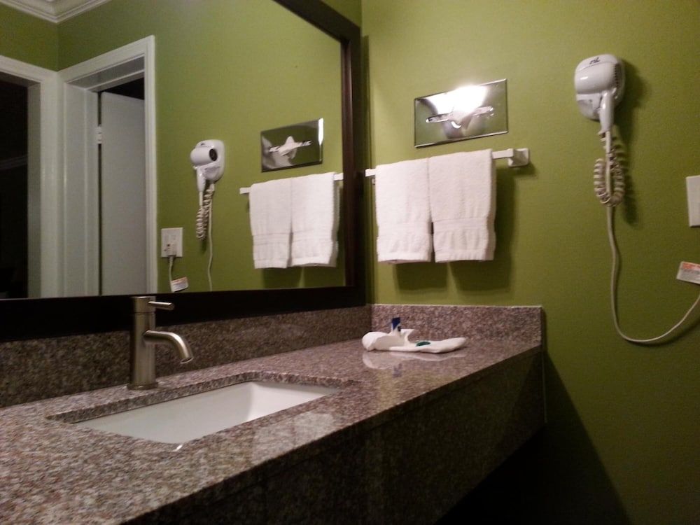 Vagabond Inn San Pedro Standard Room, 2 Queen Beds, Non Smoking 8