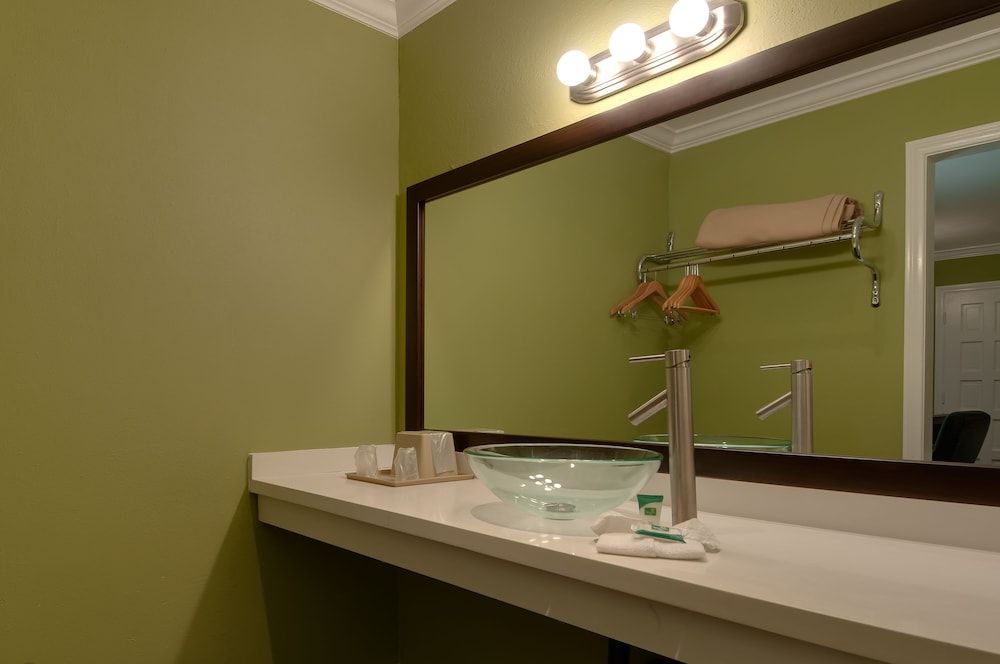 Vagabond Inn San Pedro Standard Room, 2 Queen Beds, Non Smoking 9