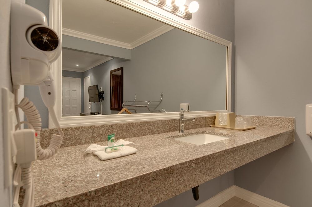 Vagabond Inn San Pedro Standard Single Room, 1 King Bed, Accessible, Non Smoking 4