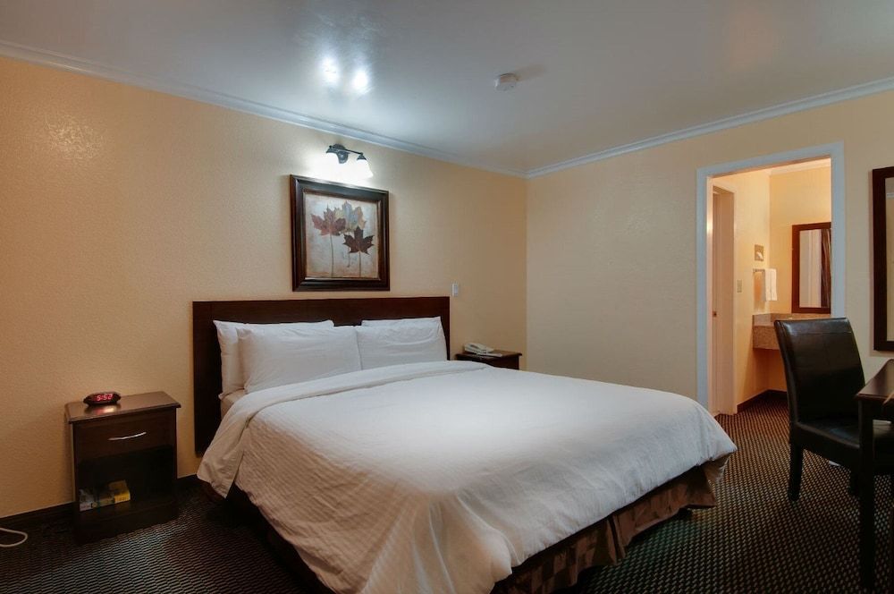 Vagabond Inn San Pedro Smoking, 1 King Bed 2