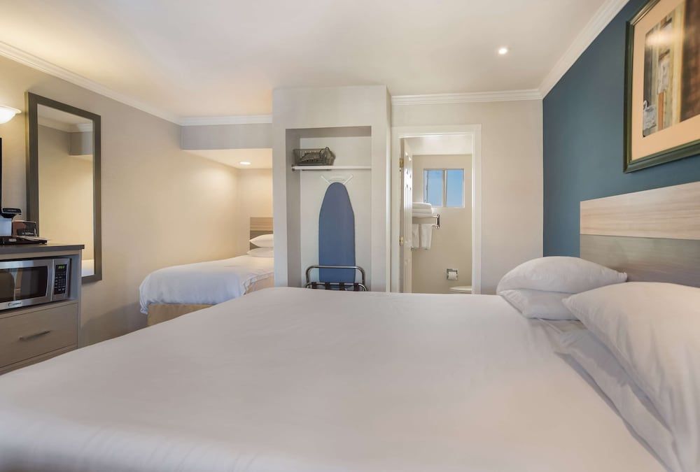 Standard Room, Multiple Beds, Non Smoking, Refrigerator & Microwave
