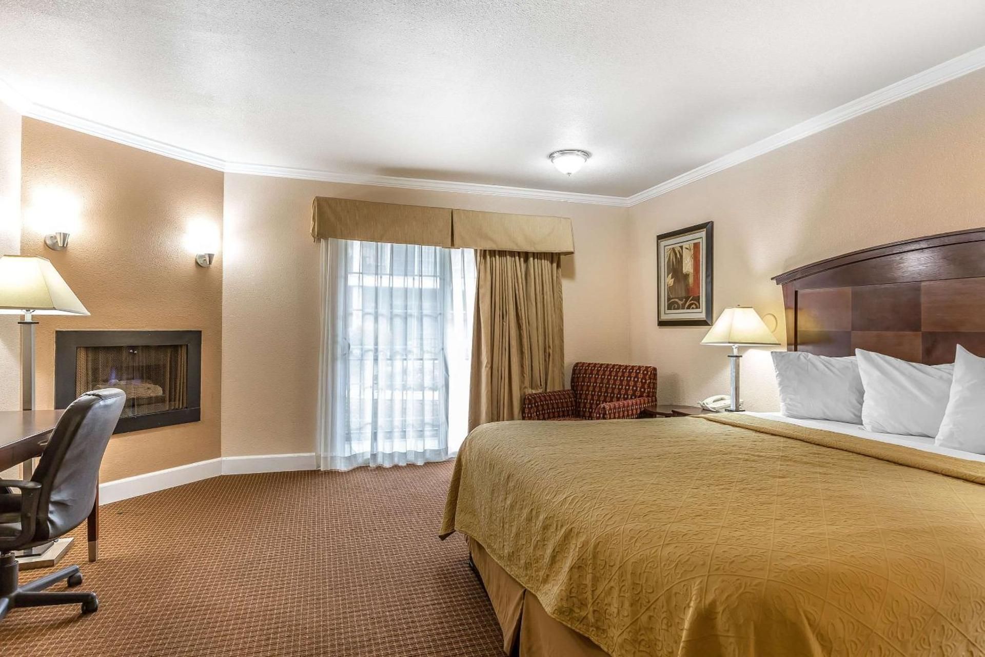1 King Bed, Nonsmoking, Accessible