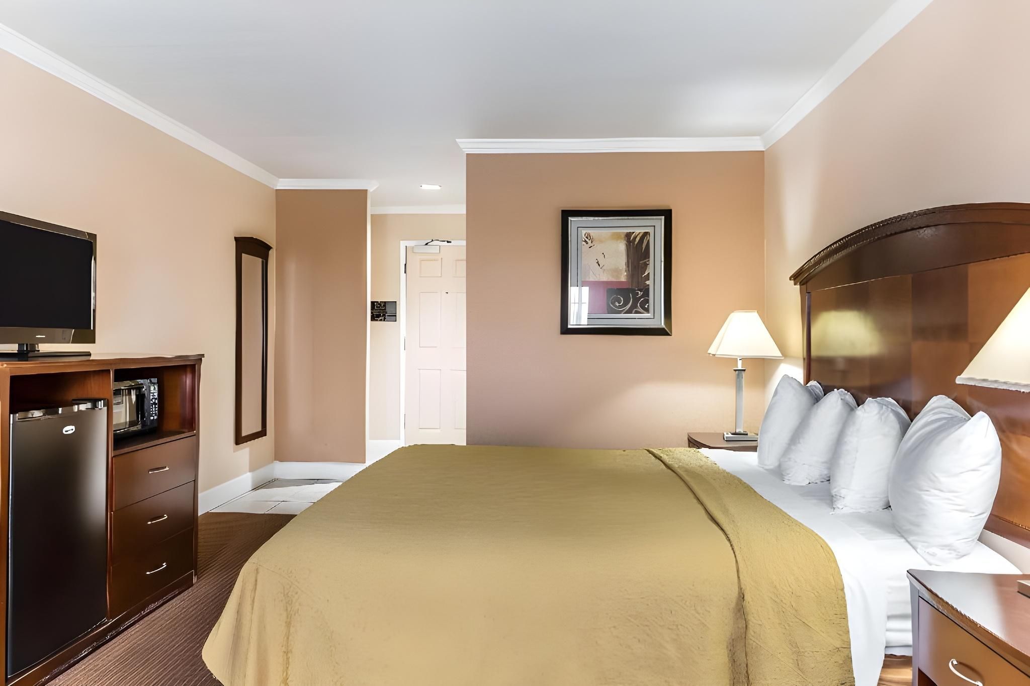 1 King Bed, Nonsmoking, Accessible