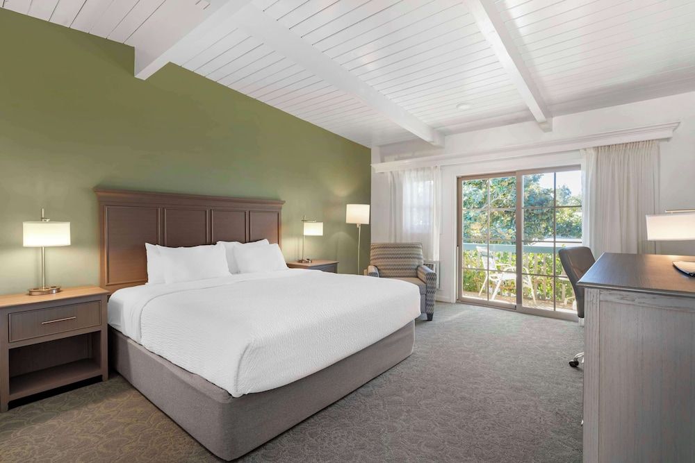Best Western Plus Santa Barbara Standard Room, 1 Queen Bed, Non Smoking, Refrigerator & Microwave 3