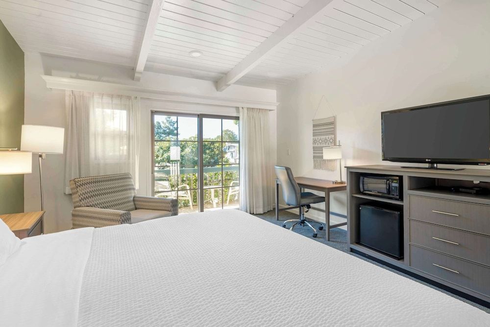 Best Western Plus Santa Barbara Standard Room, 1 Queen Bed, Non Smoking, Refrigerator & Microwave 4