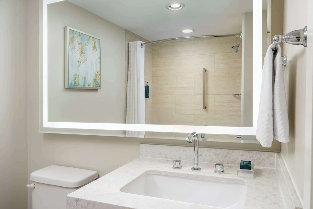 Hilton Santa Barbara Beachfront Resort Room, 1 King Bed 2