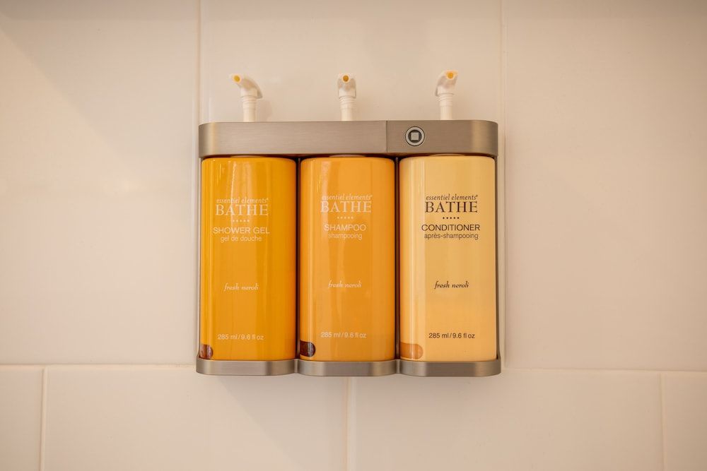 West Beach Inn, a Coast Hotel Run of House - 1 Queen Bed 3